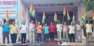 इंदिरा पार्क में तिरंगे झंडों का हुआ वितरण