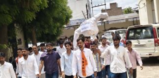 झारखंड सरकार के विरोध में एबीवीपी का प्रदर्शन, लोहिया कॉलेज के बाहर फूंका पुतला
