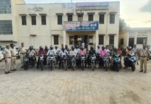 चालान की जगह हेलमेट देकर पचेरीकलां पुलिस ने दिया ‘सुरक्षा का उपहार’