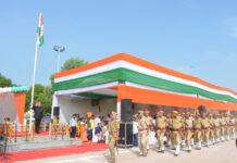 पुलिस लाइन में गूंजा राष्ट्रगान, शान से लहराया तिरंगा; स्वतंत्रता सेनानियों और प्रतिभाओं का सम्मान