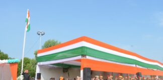 पुलिस लाइन में गूंजा राष्ट्रगान, शान से लहराया तिरंगा; स्वतंत्रता सेनानियों और प्रतिभाओं का सम्मान
