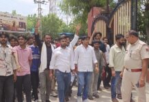 चूरू नगर परिषद में यूथ कांग्रेस का प्रदर्शन, वार्डों की समस्याओं को लेकर जताया रोष
