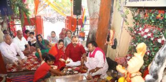 हनुमानगढ़ बालाजी मंदिर में गणेश महोत्सव के सातवें दिन पूजा-अर्चना और आरती करते श्रद्धालु