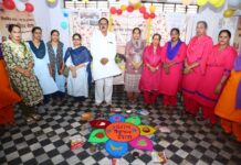हनुमानगढ़ के गांधीनगर क्षेत्र में आंगन मिलन सेवा कार्यक्रम के दौरान आंगनबाड़ी कार्यकर्ताओं और सहायिकाओं का सम्मान