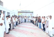 हनुमानगढ़ जिला कांग्रेस कमेटी कार्यालय में निकाय चुनाव की समीक्षा बैठक में शामिल जिलाध्यक्ष मनीष मक्कासर और पार्टी पदाधिकारी