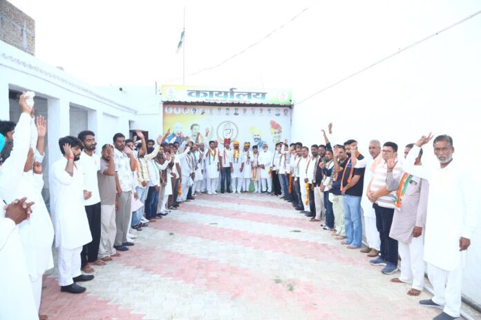हनुमानगढ़ जिला कांग्रेस कमेटी कार्यालय में निकाय चुनाव की समीक्षा बैठक में शामिल जिलाध्यक्ष मनीष मक्कासर और पार्टी पदाधिकारी