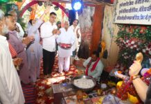 हनुमानगढ़ गणेश महोत्सव का छठा दिन, 24 को भंडारा और 25 को शोभायात्रा हनुमानगढ़ बालाजी मंदिर में गणेश महोत्सव के छठे दिन पूजा और आरती करते श्रद्धालु