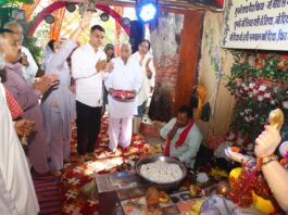हनुमानगढ़ बालाजी मंदिर में गणेश महोत्सव के छठे दिन पूजा और आरती करते श्रद्धालु