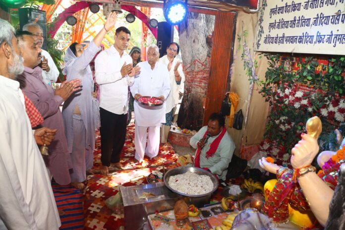 03_Ganesh Mahotsav Large हनुमानगढ़ बालाजी मंदिर में गणेश महोत्सव के छठे दिन पूजा और आरती करते श्रद्धालु