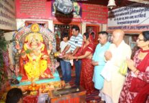 हनुमानगढ़ बालाजी मंदिर में गणेश महोत्सव के तीसरे दिन पूजा और आरती करते श्रद्धालु