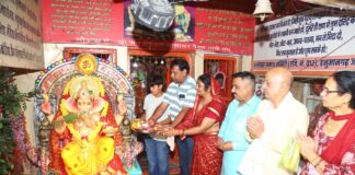 हनुमानगढ़ में गणेश महोत्सव का तीसरा दिन, 24 को भंडारा और 25 को शोभायात्रा हनुमानगढ़ बालाजी मंदिर में गणेश महोत्सव के तीसरे दिन पूजा और आरती करते श्रद्धालु