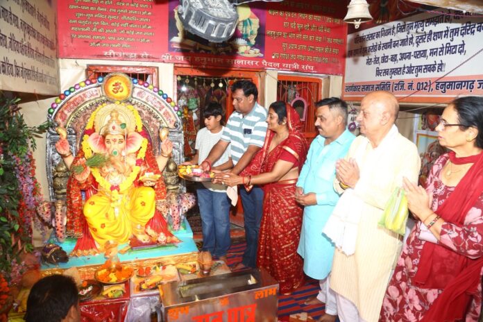 04_Jn Soni Large हनुमानगढ़ बालाजी मंदिर में गणेश महोत्सव के तीसरे दिन पूजा और आरती करते श्रद्धालु