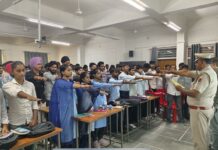 हनुमानगढ़ में सड़क सुरक्षा अभियान के दौरान विद्यार्थियों को यातायात नियमों की जानकारी देते पुलिस अधिकारी