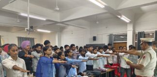 हनुमानगढ़ में सड़क सुरक्षा अभियान के दौरान विद्यार्थियों को यातायात नियमों की जानकारी देते पुलिस अधिकारी
