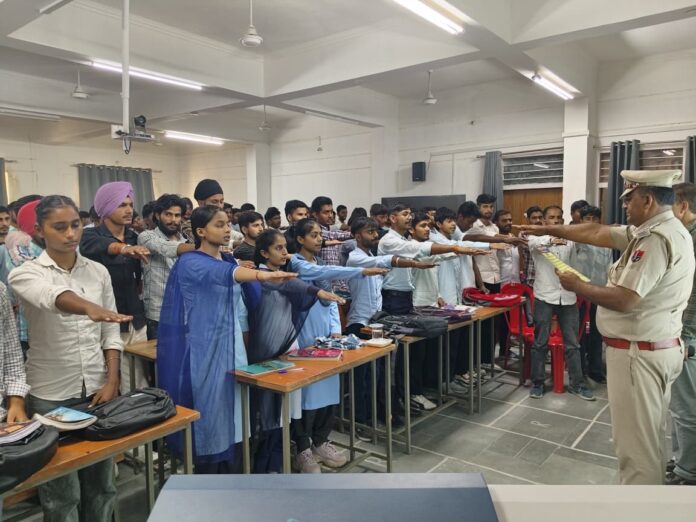 05_Trefik Large हनुमानगढ़ में सड़क सुरक्षा अभियान के दौरान विद्यार्थियों को यातायात नियमों की जानकारी देते पुलिस अधिकारी