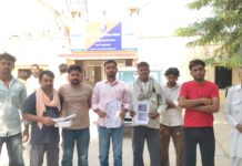 हनुमानगढ़ के वार्ड 10 में 15 दिन में 7 चोरियों का दावा, थाने पहुंचे वार्डवासी हनुमानगढ़ जंक्शन के वार्ड 10 में चोरी की घटनाओं पर कार्रवाई की मांग को लेकर थाना अधिकारी को ज्ञापन सौंपते वार्डवासी