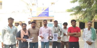 हनुमानगढ़ जंक्शन के वार्ड 10 में चोरी की घटनाओं पर कार्रवाई की मांग को लेकर थाना अधिकारी को ज्ञापन सौंपते वार्डवासी