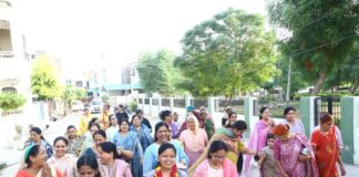 पार्षद बनने के बाद रेखा राजेश दादरी ने निकाली धन्यवाद यात्रा हनुमानगढ़ में धन्यवाद यात्रा के दौरान वार्डवासियों से मिलतीं पार्षद रेखा राजेश दादरी