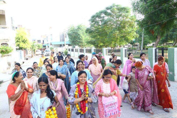 06_Rekha Dadri Large हनुमानगढ़ में धन्यवाद यात्रा के दौरान वार्डवासियों से मिलतीं पार्षद रेखा राजेश दादरी