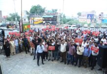 हनुमानगढ़ में 5-डे बैंकिंग की मांग को लेकर पंजाब नेशनल बैंक के बाहर प्रदर्शन करते बैंक कर्मचारी