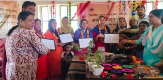 आंगनबाड़ी केंद्रों पर मनाया गया आंगन मिलन सेवा कार्यक्रम हनुमानगढ़ के वार्ड 8 में आंगन मिलन सेवा कार्यक्रम के दौरान आंगनबाड़ी कार्यकर्ताओं का सम्मान करते अतिथि।