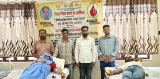 झुंझुनूं में सेवा दिवस पर 36 यूनिट रक्तदान, आयुर्वेदिक चिकित्सा शिविर भी लगा झुंझुनूं के भीमसर में रक्तदान शिविर के दौरान रक्तदान करते युवा और महिलाएं