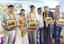खेतड़ी में गीता देवी की स्मृति में आयोजित प्रतिभा सम्मान समारोह में सम्मानित प्रतिभाएं और अतिथि