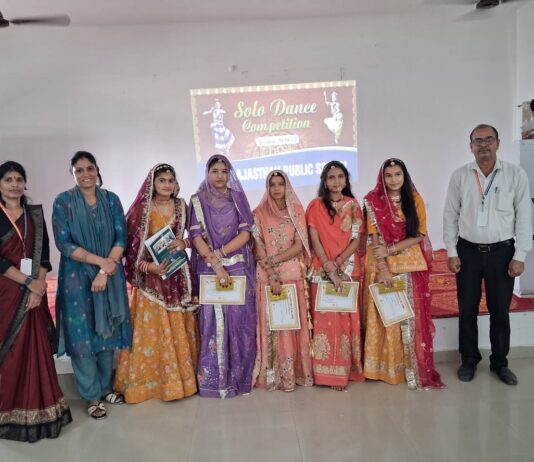 सुर-ताल और थिरकते कदमों ने बांधा समां, ‘डांसिंग स्टार्स’ में अंतिम कुमारी ने मारी बाजी झुंझुनूं के राजस्थान पब्लिक स्कूल में डांसिंग स्टार्स सोलो डांस प्रतियोगिता के ग्रैंड फिनाले में प्रस्तुति देते विद्यार्थी