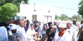 जुम्मे की नमाज के बाद मुस्लिम समाज के बीच पहुंचे विधायक गणेशराज बंसल
