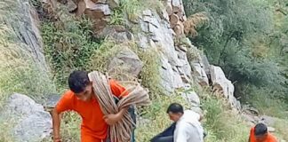 लोहार्गल की बरखंडी पहाड़ी की दुर्गम खाई से महंत का शव निकालने के लिए रेस्क्यू अभियान चलाती एसडीआरएफ टीम