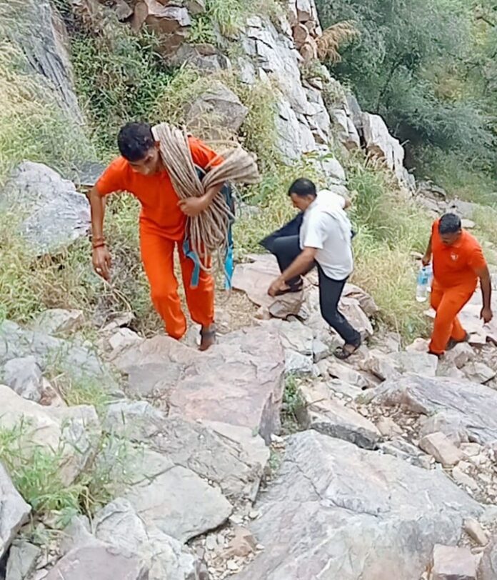 12 Large लोहार्गल की बरखंडी पहाड़ी की दुर्गम खाई से महंत का शव निकालने के लिए रेस्क्यू अभियान चलाती एसडीआरएफ टीम