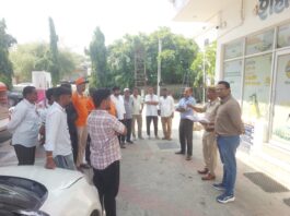 झुंझुनूं में फिलिंग स्टेशन पर साइबर ठगी से बचाव की जानकारी देती साइबर पुलिस टीम