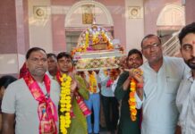 जयकारों से गूंजा खेतड़ीनगर , निकली राधा-कृष्ण की भव्य शोभायात्रा खेतड़ीनगर में सुसज्जित पालकी में राधा-कृष्ण की भव्य शोभायात्रा