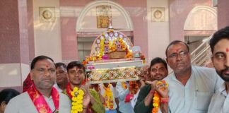 खेतड़ीनगर में सुसज्जित पालकी में राधा-कृष्ण की भव्य शोभायात्रा