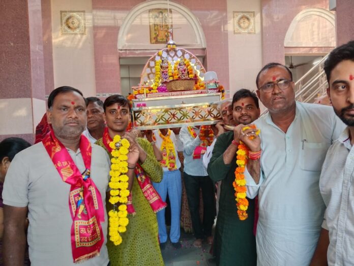 13 Large खेतड़ीनगर में सुसज्जित पालकी में राधा-कृष्ण की भव्य शोभायात्रा