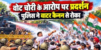 जयपुर में चुनाव आयोग के खिलाफ कांग्रेस के प्रदर्शन के दौरान पुलिस ने वाटर कैनन का इस्तेमाल किया