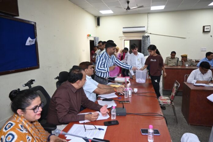 2 Large झुंझुनूं पंचायत चुनाव 2026 की आरक्षण लॉटरी प्रक्रिया के दौरान अधिकारी