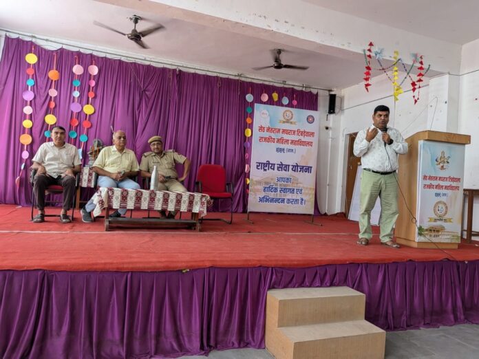 झुंझुनूं महिला महाविद्यालय में छात्राओं को साइबर सुरक्षा के प्रति जागरूक करते साइबर सेल कर्मचारी