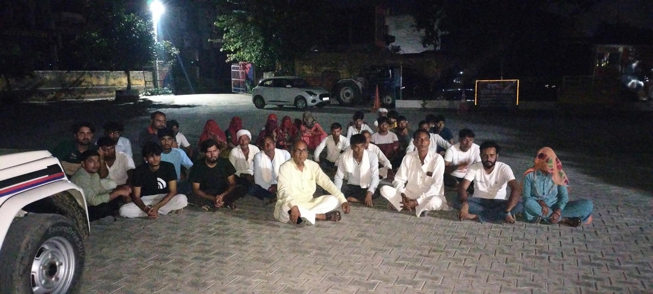 सिंघाना के गुजरवास वार्ड में चुनावी विवाद के बाद थाने के बाहर धरना देते ग्रामीण