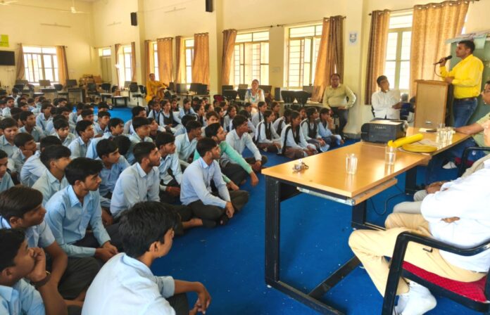 3 Large 2 झुंझुनूं के शहीद कर्नल जेपी जानू स्कूल में विद्यार्थियों को साइबर अपराध से बचाव की जानकारी देते पुलिस अधिकारी