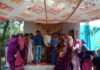 आंगन मिलन कार्यक्रम में आशा कार्यकर्ता रेखा जोशी सम्मानित झुंझुनूं के देरवाला आंगनवाड़ी केंद्र में आशा कार्यकर्ता रेखा जोशी को सम्मानित करते जिला कलक्टर डॉ. अरूण गर्ग