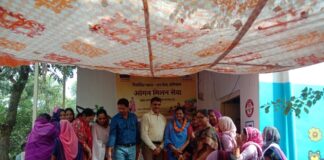आंगन मिलन कार्यक्रम में आशा कार्यकर्ता रेखा जोशी सम्मानित झुंझुनूं के देरवाला आंगनवाड़ी केंद्र में आशा कार्यकर्ता रेखा जोशी को सम्मानित करते जिला कलक्टर डॉ. अरूण गर्ग