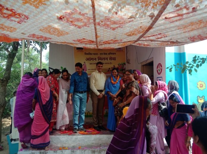3 Large झुंझुनूं के देरवाला आंगनवाड़ी केंद्र में आशा कार्यकर्ता रेखा जोशी को सम्मानित करते जिला कलक्टर डॉ. अरूण गर्ग