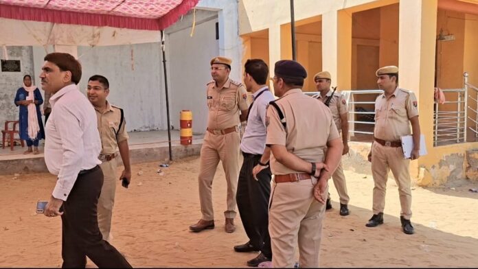 3 Large मंडावा-बिसाऊ-मलसीसर में कलेक्टर डॉ. अरूण गर्ग और एसपी कावेंद्र सिंह सागर ने मतदान केंद्रों का निरीक्षण किया