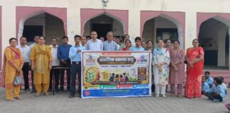 झुंझुनूं जेपी जानू स्कूल में मानसिक स्वास्थ्य माह के तहत विद्यार्थियों को तनाव प्रबंधन की जानकारी देते डॉ. कपूर थालौर