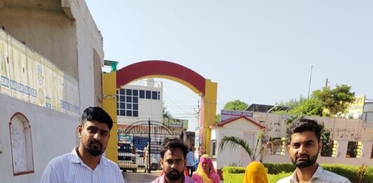झुंझुनूं में दिव्यांग मतदाता मतदान केंद्र पर वोट डालने पहुंचे