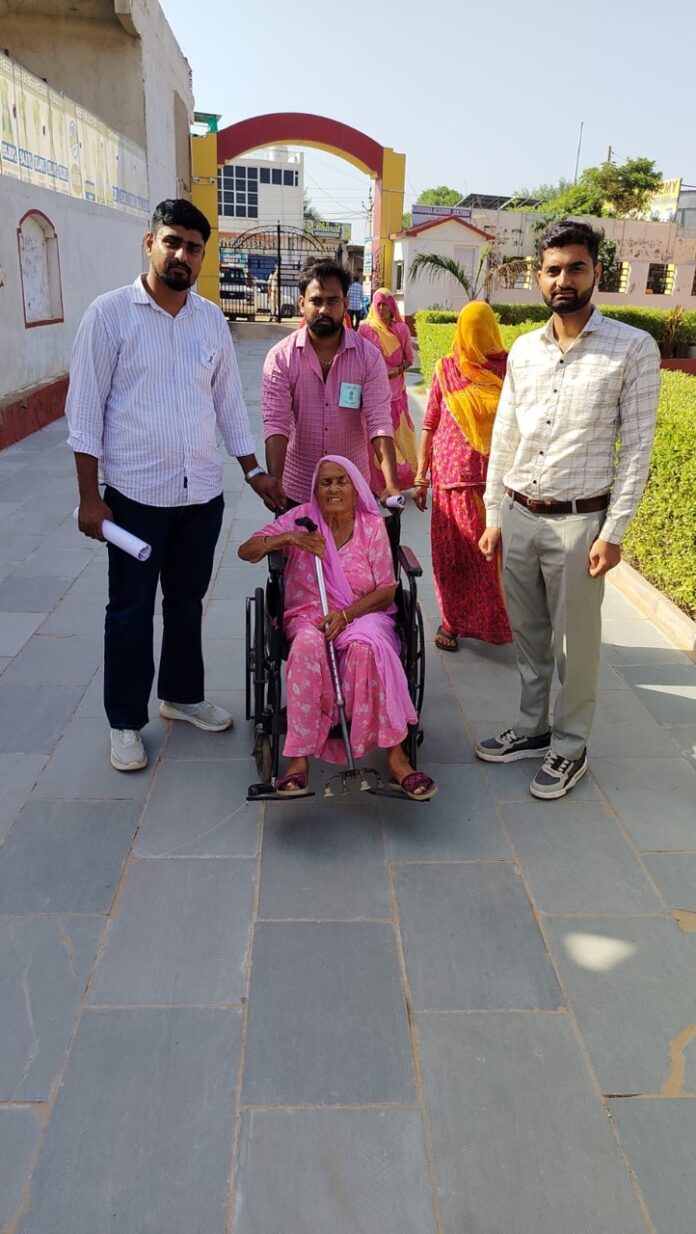 4 Large 3 झुंझुनूं में दिव्यांग मतदाता मतदान केंद्र पर वोट डालने पहुंचे