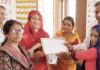 आंगनबाड़ी मिलन समारोह में कार्यकर्ता और सहायिका का सम्मान चूरू के आंगनबाड़ी केंद्र संख्या 13 में उत्कृष्ट सेवाओं के लिए कार्यकर्ता भारती शर्मा और सहायिका चंद्रकांता का सम्मान