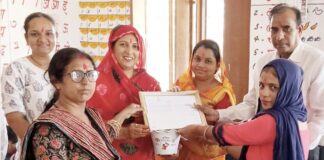 आंगनबाड़ी मिलन समारोह में कार्यकर्ता और सहायिका का सम्मान चूरू के आंगनबाड़ी केंद्र संख्या 13 में उत्कृष्ट सेवाओं के लिए कार्यकर्ता भारती शर्मा और सहायिका चंद्रकांता का सम्मान