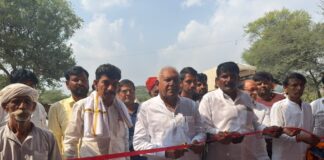 100 बीघा में बनेगी विशाल गौशाला, सागडू की ढाणी में हुआ शिलान्यास खेतड़ी के सागडू की ढाणी में प्रस्तावित 100 बीघा गौशाला के शिलान्यास कार्यक्रम में पूजा-अर्चना करते नारनौल विधायक ओमप्रकाश यादव और अन्य अतिथि।